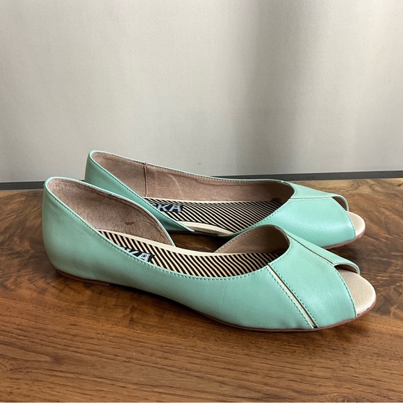 Esska Mint Leather Open Toe Flat, New in Box - Picture 4 of 8